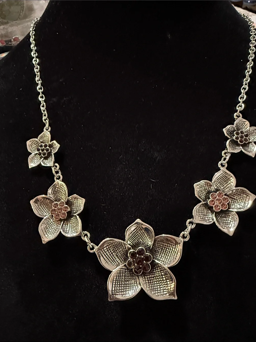 NWT Women’s 11” Silver- Tone Floral Statement Necklace